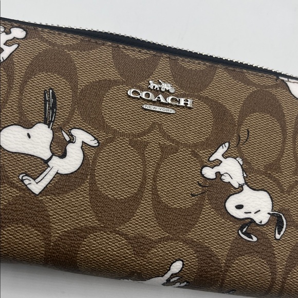 Coach x Peanuts Snoopy Zip Around Wallet Wristlet - Picture 4 of 7